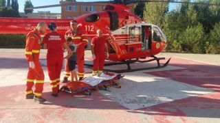 Copil de 10 ani, ranit dupa ce a ramas agatat cu bratul in gardul unei scoli!