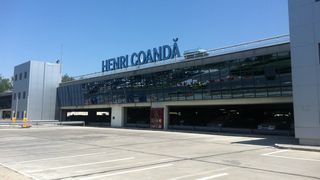 Alerta pe Aeroportul Henri Coanda! Un avion a aterizat de urgenta din cauza unui pasager suspect de febra tifoida