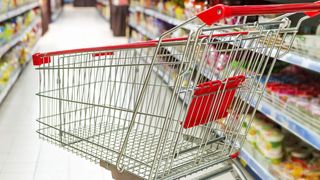 Un paznic de la un supermarket din Capitala a gasit un plic cu peste 33.000 de euro intr-un cos de cumparaturi