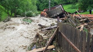 Sute de oameni risca sa doarma la iarna sub cerul liber, dupa ce locuintele lor au fost maturate de suvoaie