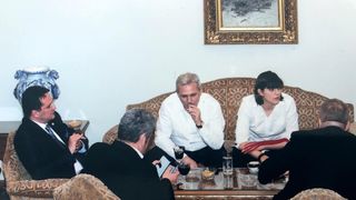 Ce era de fapt "sangele" de pe mana Laurei Codruta Kovesi, in fotografia cu Liviu Dragnea! Detaliul incredibil observat de internauti in imaginea publicata de Victor Ponta