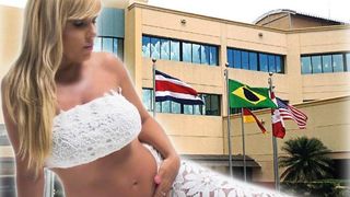 Steagul Romaniei a fost arborat la spitalul unde a nascut Elena Udrea! Fostul ministru a platit 5.000 de dolari clinicii din Costa Rica!