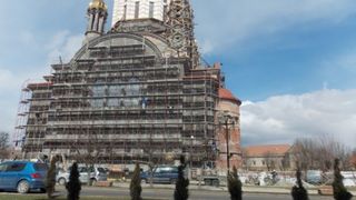 O catedrala neterminata strica privelistea din cetatea Fagarasului. E poleita cu aur, dar uitata in paragina!