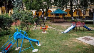 Un copil de sapte ani din Sibiu si-a rupt mana la un loc de joaca privat. Cum au reactionat patronii e oribil