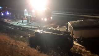 Accident grav pe autostrada A1! Un microbuz plin cu pasageri s-a rasturnat!