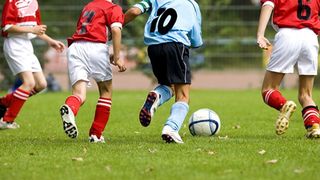 Un celebru antrenor de fotbal a fost arestat pentru pedofilie. Isi facea conturi false pe Instagram si acosta tineri