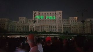 Mesajul proiectat de un protestatar #rezist pe Casa Poporului la festivalul iMapp. Primaria ameninta cu plangere penala