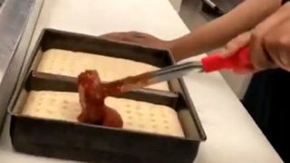 VIDEO Angajat al unui fast-food, filmat in timp ce scuipa in mancarea unui client