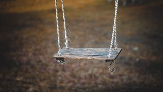 Un baietel de 10 ani din Pitesti care se juca cu sora sa s-a spanzurat cu sfoara de la leagan