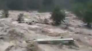 Viituri de dimensiuni apocaliptice in India. Imaginile cu momentul in care un urias val de apa muta din loc un autobuz