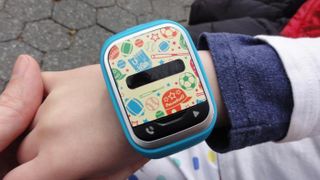 Scolile stau sa se darame, dar primarul sectorului 5 vrea sa le dea elevilor ceasuri cu buton de panica