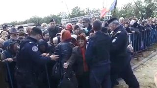 Scene incredibile la manastirea Maxineni din Braila! Crestinii s-au calcat in picioare la slujba de resfintire