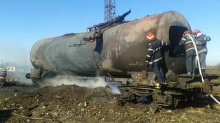 La un pas de catastrofa! Scurgeri de propilena, din vagonul unui tren, in gara Videle