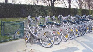 Proiectul care "pedaleaza" in gol! Biciclete in valoare de un milion de euro ruginesc intr-un depozit