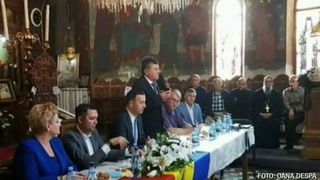 Imaginile care au starnit valuri de controverse! Sedinta langa altar, pe tema referendumului