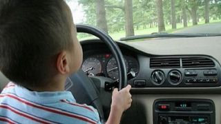 Dezastru facut de un copil de 4 ani lasat de parinti nesupravegheat! S-a urcat la volan, a ranit un muncitor si s-a oprit cu masina intr-o casa