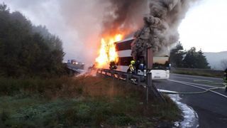 Un autocar romanesc a explodat in mers pe o autostrada din Austria! Care este starea victimelor! Peste 60 de pompieri au intervenit de urgenta