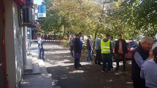 Un barbat inarmat cu un obiect intepator a incercat sa jefuiasca o banca din sectorul 2