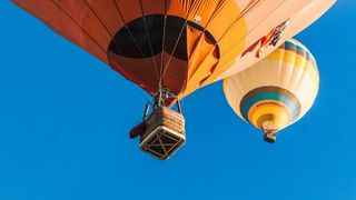 Panica in Mures! Opt baloane cu aer cald au fost duse de curenti in Munti