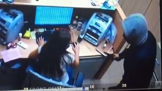 Tentativa esuata de jaf la o banca din Sectorul 2 al Bucurestiului - Hotul a fugit speriat!