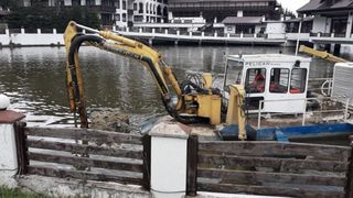 E ireal ce au scos muncitorii de pe fundul unui lac din centru statiunii Poiana Brasov. Toalete, moloz si saltele de pat printre gunoaiele aruncate acolo