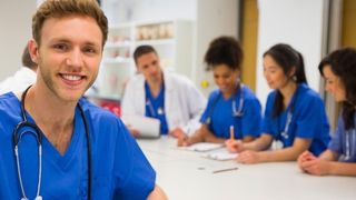 E tot mai scump sa devii doctor in Romania. Sumele pentru taxe sunt astronomice, dar chiar si asa, studentii sa inghesuie