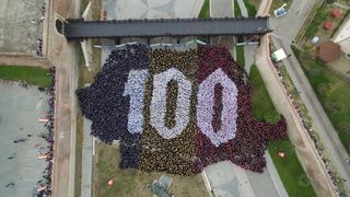 Alba Iulia a intrat in Cartea Recordurilor cu cea mai mare harta a unei tari formata din oameni. Imagini spectaculoase