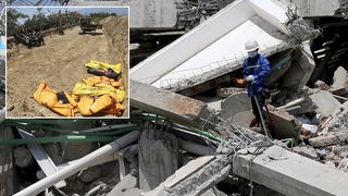 Cadavrele victimelor cutremurului din Indonezia, aduse cu mai multe camioane si aruncate intr-o groapa comuna