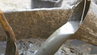 Ancheta in Gorj. Si-a bagat sotia cu capul in ciment, dupa care a alergat-o prin curte