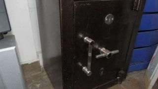 Tentativa de jaf ca-n filme la Timisoara. Hotii au vrut sa scoata seiful cu roaba, dar s-a dezumflat roata. Detalii halucinante