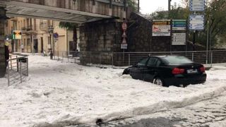 Grindina a facut prapad intr-un orasel din Italia! Zeci de soferi au ramas inzapeziti