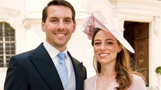 Fostul principe Nicolae si sotia sa s-au recules la mormintele bunicilor si strabunicilor sai, la doua zile dupa nunta