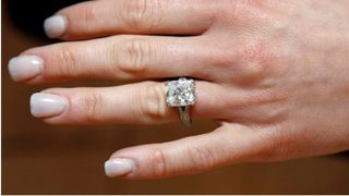 A fost ceruta in casatorie, dar cand a vazut inelul a fost dezamagita. Logodnicul ei o sa ramana mut de uimire cand o sa auda ce a povestit femeia despre bijuterie