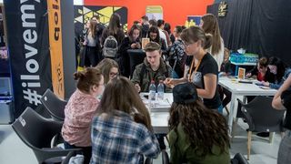 Romanii iau cu asalt strainatatea, in timp ce locuri de munca se gasesc cu miile in tara