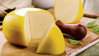 S-a ajuns prea departe! Cascaval contrafacut, vandut in supermarketurile din Romania! Fereste-te sa cumperi asa ceva, e periculos rau