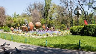 Parcul Cismigiu din Bucuresti, o ruina! Mizerie, rugina si pericole la tot pasul! Un monument istoric, in paragina!