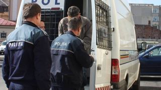 Bărbat de 37 de ani din Craiova, arestat preventiv după ce a dat foc unui autoturism