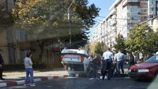 Maşină de poliţie răsturnată &icirc;n intersecţie. Un agent a fost rănit