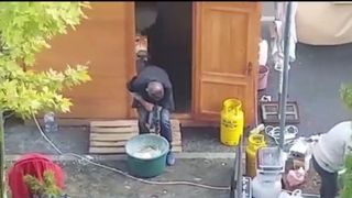 Aluat framantat cu bormasina si condimentat cu scrum de tigara. Asa se fac placintele la o taraba din Baia Mare