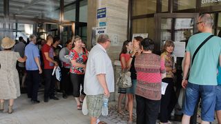 Haos la ghiseele finantelor publice din toata tara. Cozile la ghisee sunt interminabile