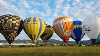 Cerul s-a umplut de culori in nordul tarii, unde are loc cea mai mare sarbatoare a baloanelor cu aer cald din Romania.