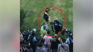 Protestatarul care a lovit cu piciorul un jandarm la protestul din 10 august a fost reţinut