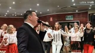 Sute de romani din Spania au petrecut romaneste! Aurel Tamas a intretinut atmosfera