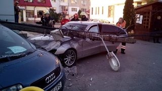 Un bărbat din Prahova a murit după ce un st&acirc;lp din beton a căzut peste maşina &icirc;n care se afla