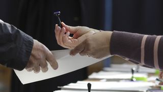 Un elev al Şcolii de Poliţie Câmpina riscă dosar penal după ce a votat de două ori