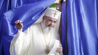Mesajul Patriarhului Daniel pentru credincioşi, la finalul Liturghiei: "Mergeţi la vot, până nu e prea târziu!"