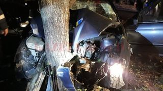 Accident grav &icirc;n Olt! A făcut maşina praf, după ce a intrat cu viteză &icirc;ntr-un copac