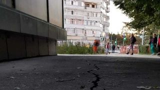 Panică în Galaţi după ce o fisură lungă de 25 de metri a apărut în asfaltul din centrul oraşului
