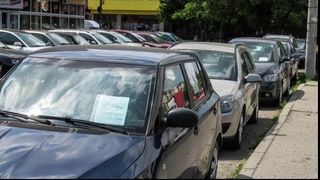 &Icirc;n timp ce autorităţile amendează bătr&acirc;nii care v&acirc;nd verdeaţă, samsarii de maşini au acaparat trotuarele!