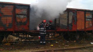 Un vagon de marfă &icirc;ncărcat cu cărbuni a luat foc &icirc;n Vrancea! Pompierii s-au luptat cu flăcările preţ de c&acirc;teva ore